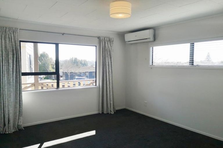 Photo of property in 2/1 Landsdale Place, Massey, Auckland, 0614