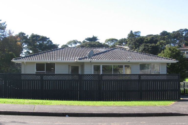 Photo of property in 15 Onedin Place, Titirangi, Auckland, 0604
