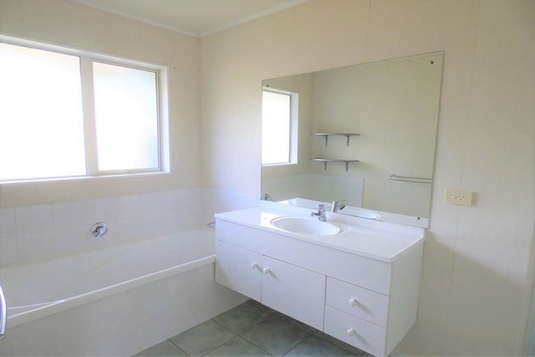 Photo of property in 72 Kingdale Road, Henderson, Auckland, 0610