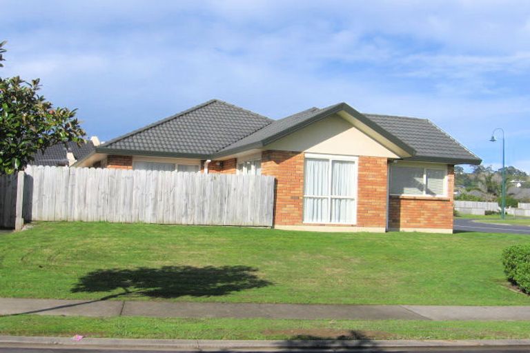 Photo of property in 1 Mellefont Close, East Tamaki Heights, Auckland, 2016