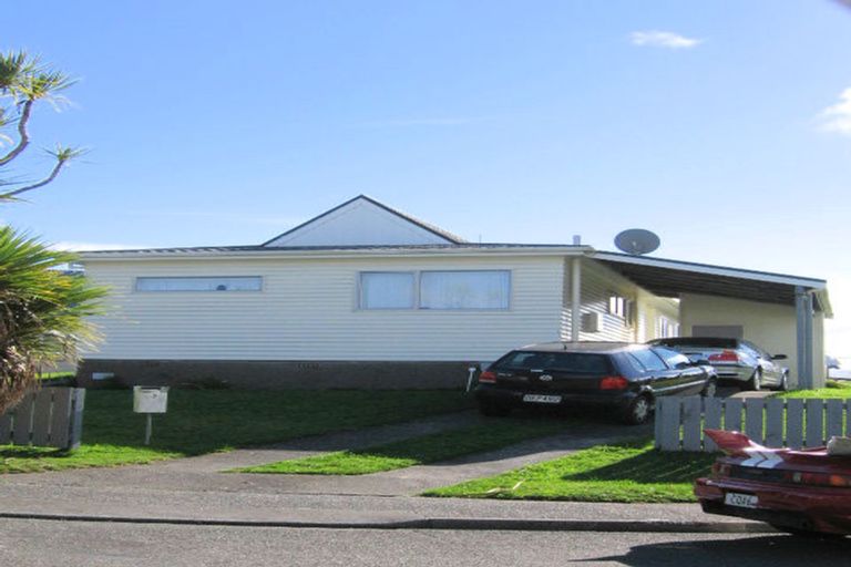 Photo of property in 2 Kingsbridge Place, Newlands, Wellington, 6037