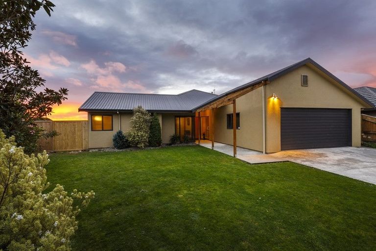 Photo of property in 5 Ron Place, Fitzherbert, Palmerston North, 4410