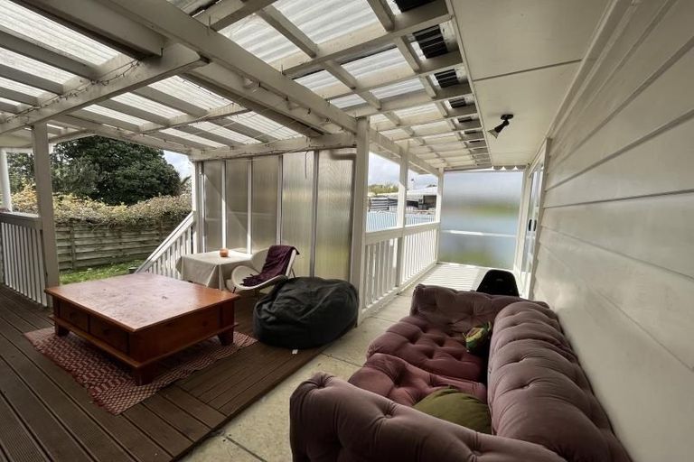 Photo of property in 1 Gaede Terrace, Sunnyvale, Auckland, 0612