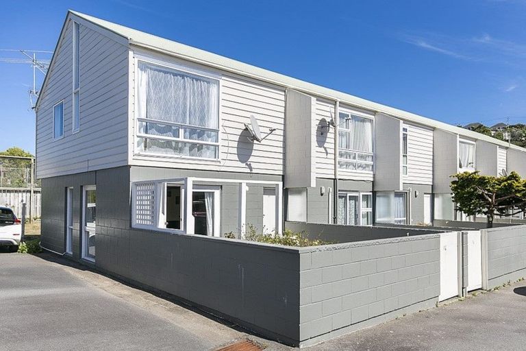 Photo of property in Lynbrae Court Flats, 17/4 Dr Taylor Terrace, Johnsonville, Wellington, 6037