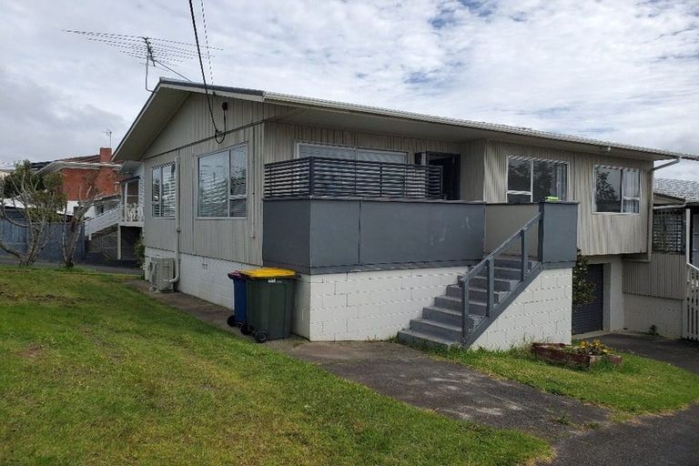Photo of property in 1/802 East Coast Road, Oteha, Auckland, 0630