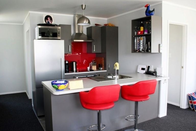 Photo of property in 16b Woodall Place, Totara Vale, Auckland, 0627