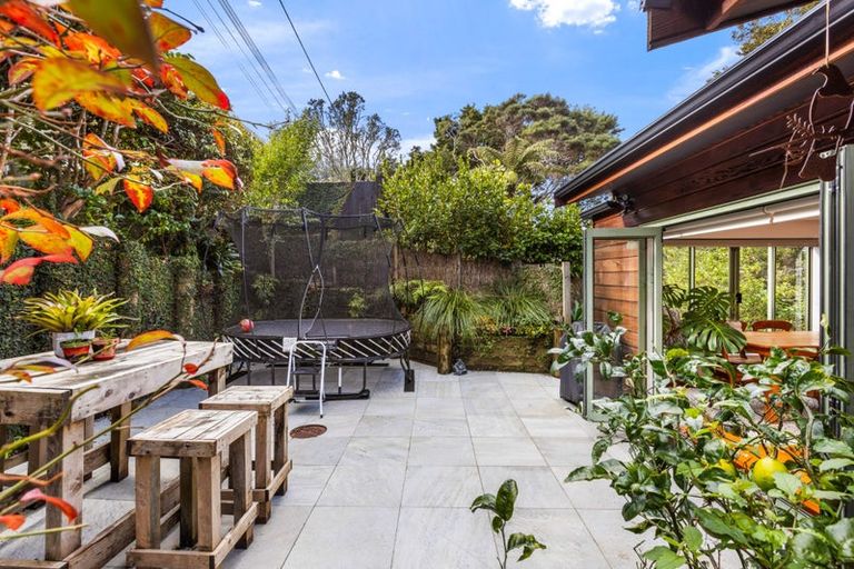 Photo of property in 1/16 Glade Place, Birkenhead, Auckland, 0626