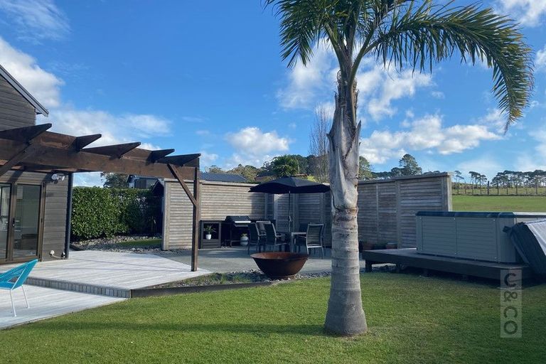 Photo of property in 206 Waitakere Road, Waitakere, Henderson, 0782