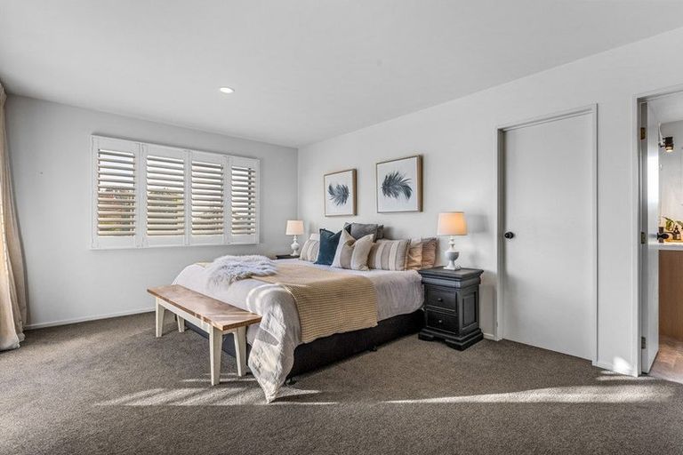 Photo of property in 100 Gardiners Road, Harewood, Christchurch, 8051