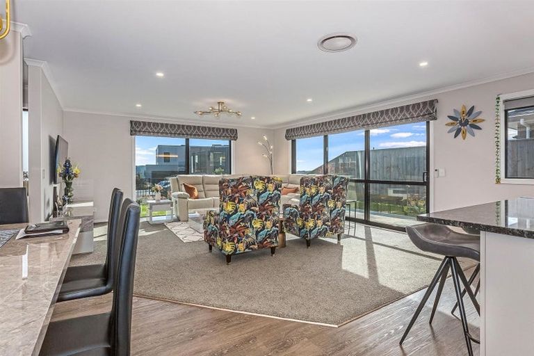 Photo of property in 14 Kaiaho Close, Aotea, Porirua, 5024