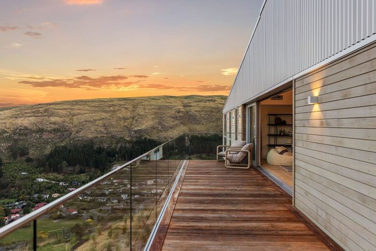 Photo of property in 1 Oxenhope Road, Richmond Hill, Christchurch, 8081