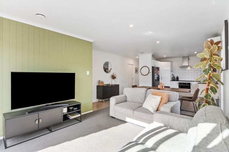 Photo of property in 8 Reserva Crescent, Kumeu, 0810