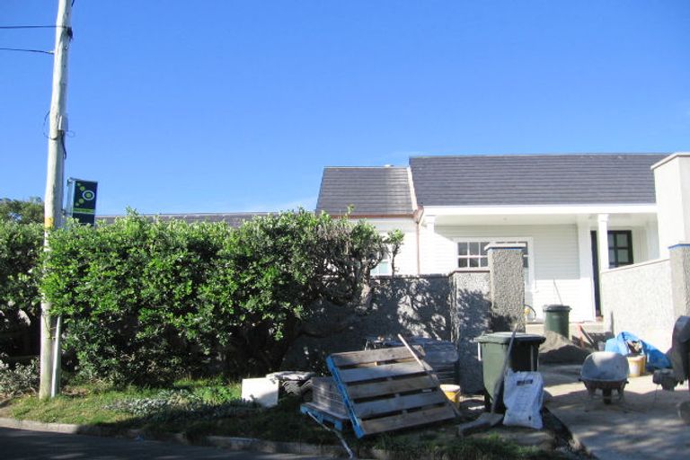 Photo of property in 16 Nevay Road, Karaka Bays, Wellington, 6022