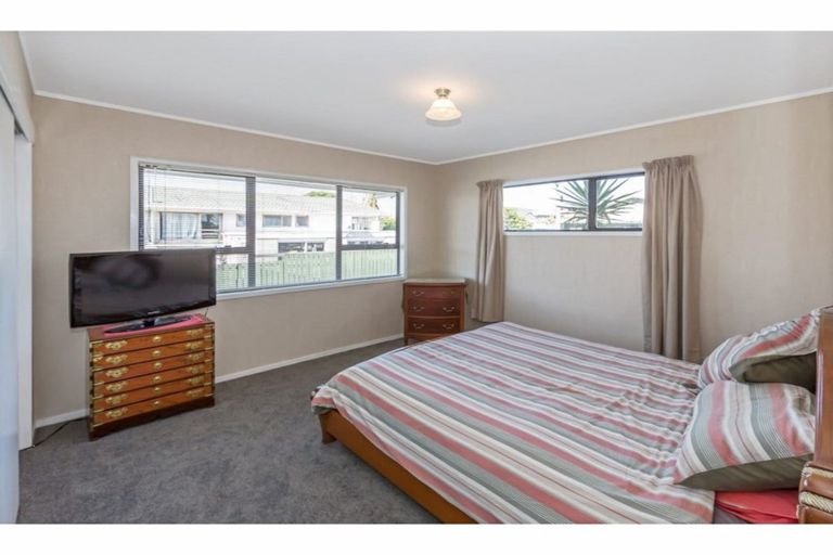 Photo of property in 1/82a Pupuke Road, Hillcrest, Auckland, 0627
