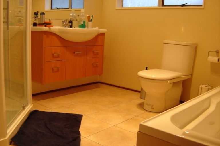 Photo of property in 17 Mannering Place, Hillcrest, Auckland, 0627