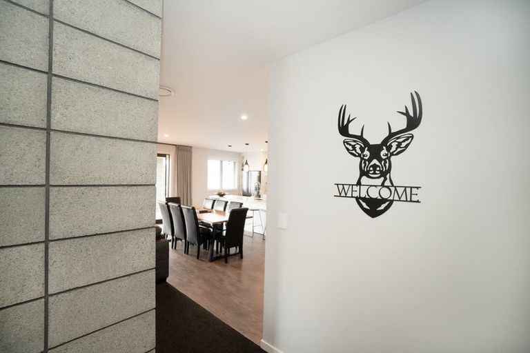 Photo of property in 76 Johnstone Drive, Fitzherbert, Palmerston North, 4410