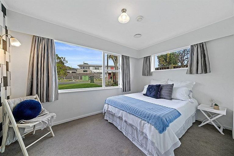 Photo of property in 2 Annan Grove, Papakowhai, Porirua, 5024