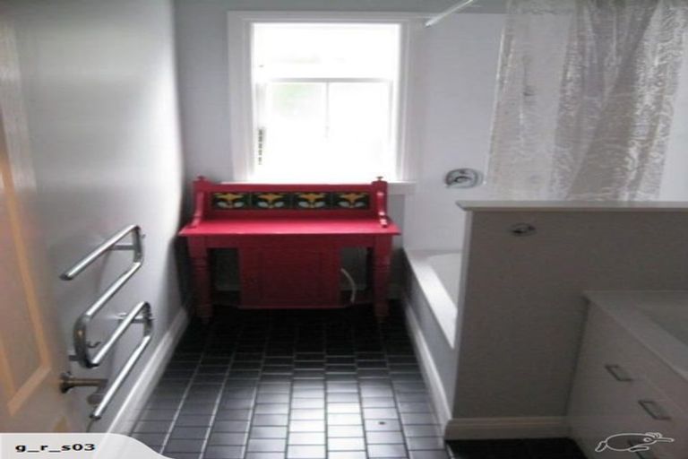 Photo of property in 30 Sutherland Crescent, Melrose, Wellington, 6023