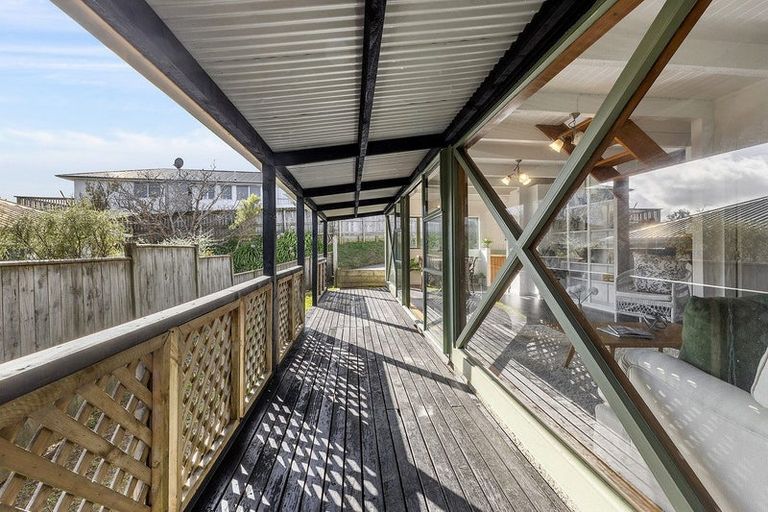 Photo of property in 117 Gloaming Hill, Titahi Bay, Porirua, 5022