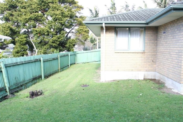 Photo of property in 100a Lincoln Park Avenue, Massey, Auckland, 0614