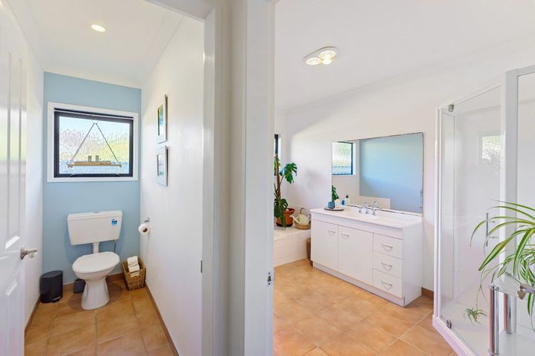 Photo of property in 4 Leanne Way, Waikanae Beach, Waikanae, 5036