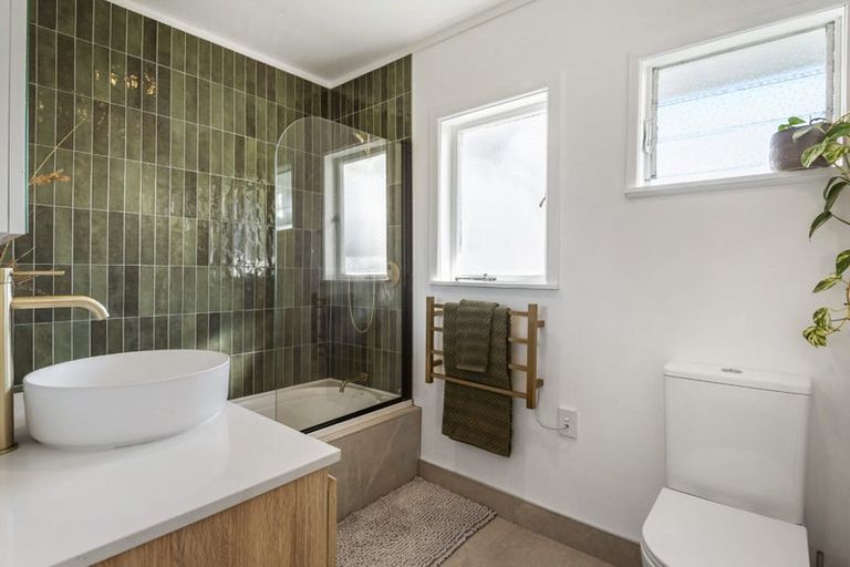 Photo of property in 1/13 Howard Road, Northcote, Auckland, 0627