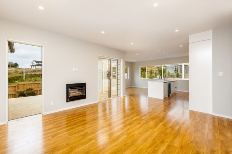 Photo of property in 11 Franheim Crescent, Orewa, 0931