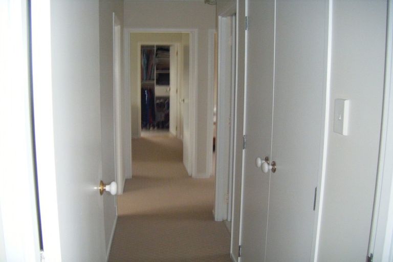 Photo of property in 8a The Rosebowl, Sunnyhills, Auckland, 2010