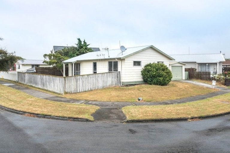 Photo of property in 2 Suzanne Grove, Kelvin Grove, Palmerston North, 4414