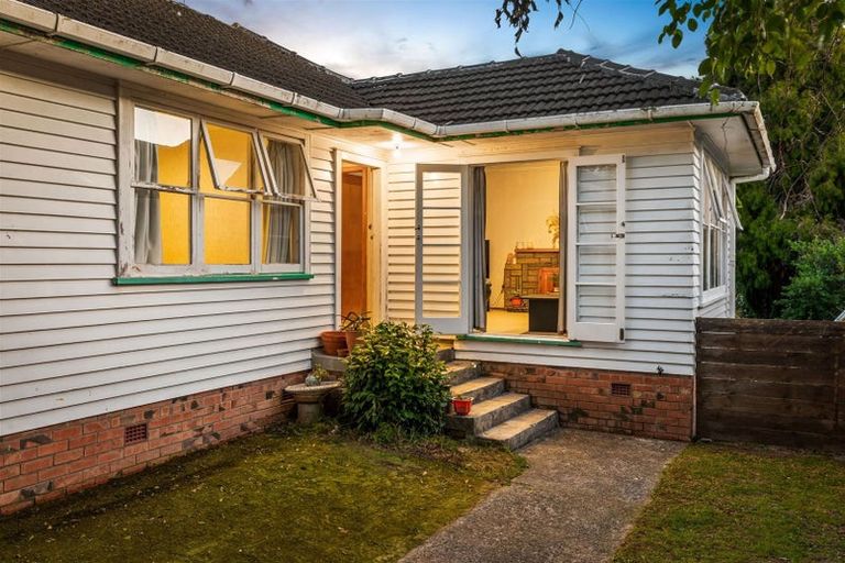 Photo of property in 18 Albert Road, Kelston, Auckland, 0602