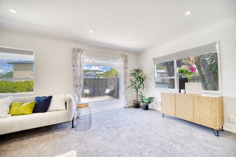 Photo of property in 15 Weka Close, Red Beach, 0932