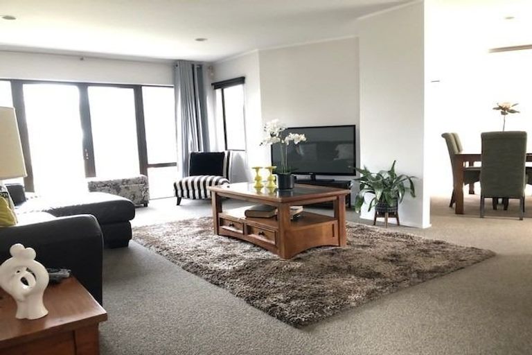 Photo of property in 1/60 Rangatira Road, Beach Haven, Auckland, 0626