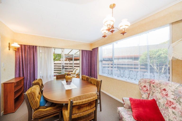 Photo of property in 18 Westhaven Grove, Takaro, Palmerston North, 4412