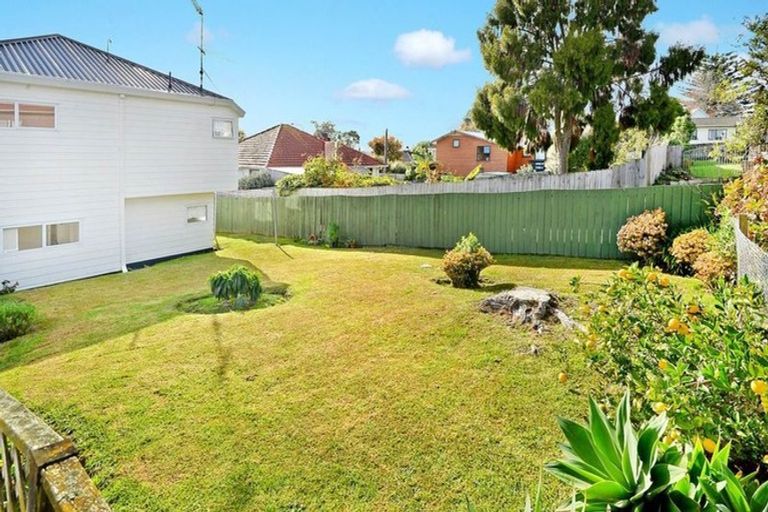 Photo of property in 2/479 Glenfield Road, Glenfield, Auckland, 0629