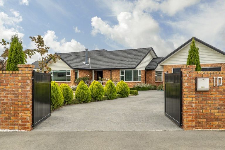 Photo of property in 10 Dundee Close, Darfield, 7510