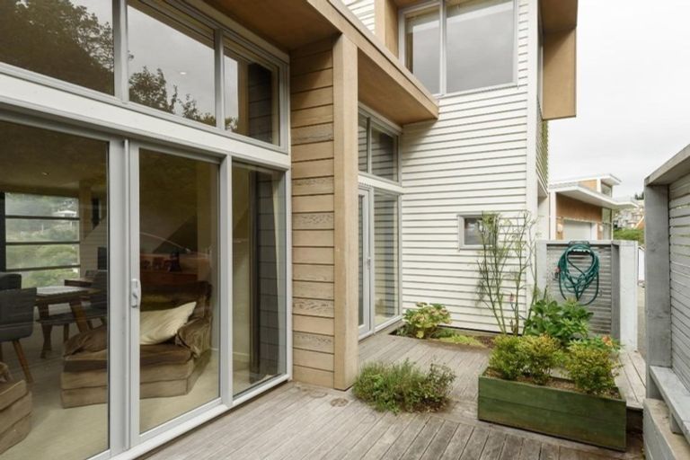 Photo of property in 30 Tiketike Way, Brooklyn, Wellington, 6021