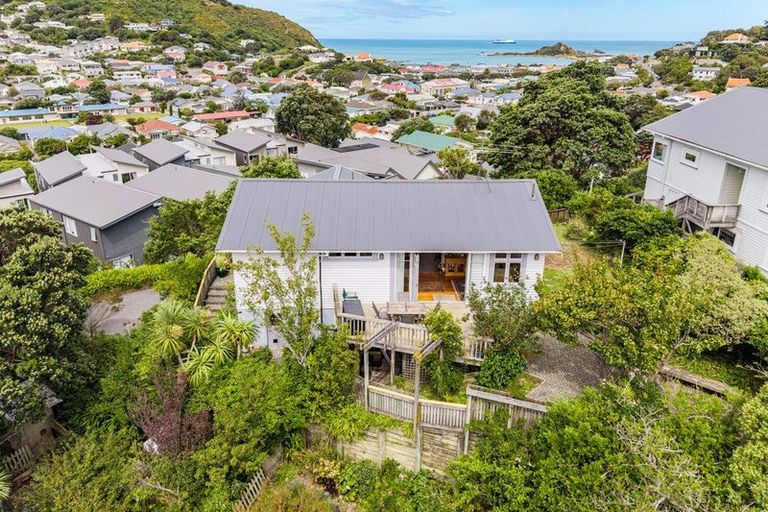 Photo of property in 2a Severn Street, Island Bay, Wellington, 6023
