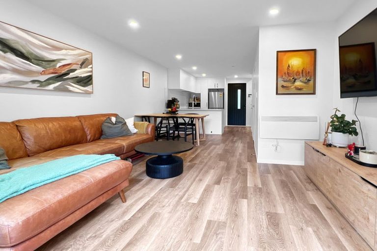 Photo of property in 31 Tokai Place, Glen Eden, 0602