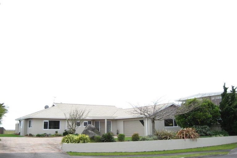 Photo of property in 11 Chatswood Grove, Fitzroy, New Plymouth, 4312