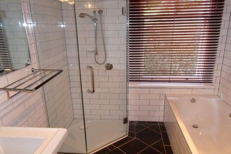 Photo of property in 16 Sealy Road, Bluff Hill, Napier, 4110