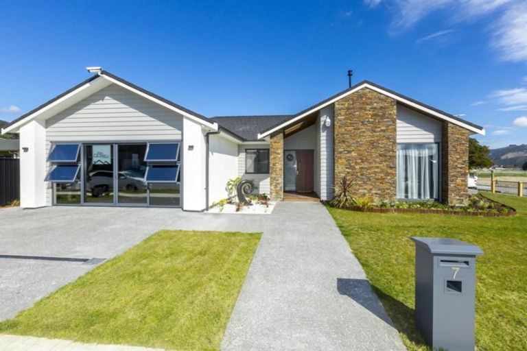 Photo of property in 7 Hopkirk Avenue, Wallaceville, Upper Hutt, 5018