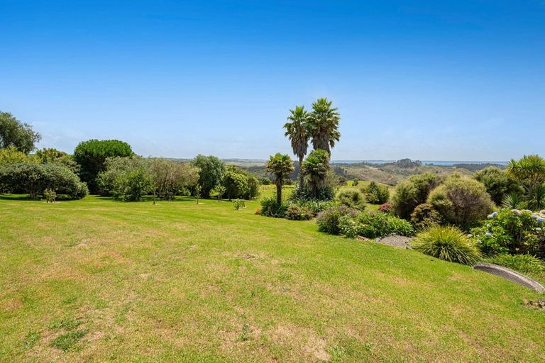 Photo of property in 154 Te Kanae Road, South Head, Helensville, 0874