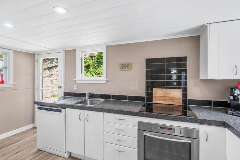 Photo of property in 19 Hawkhurst Road, Lyttelton, 8082