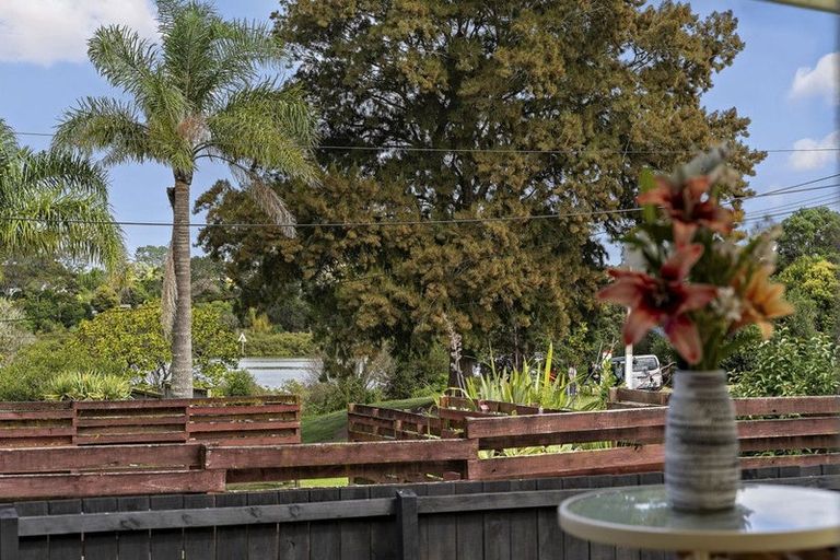 Photo of property in 2/9 Wharf Road, Te Atatu Peninsula, Auckland, 0610