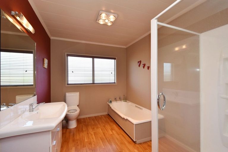 Photo of property in 70 Seaward Road, Edendale, 9825