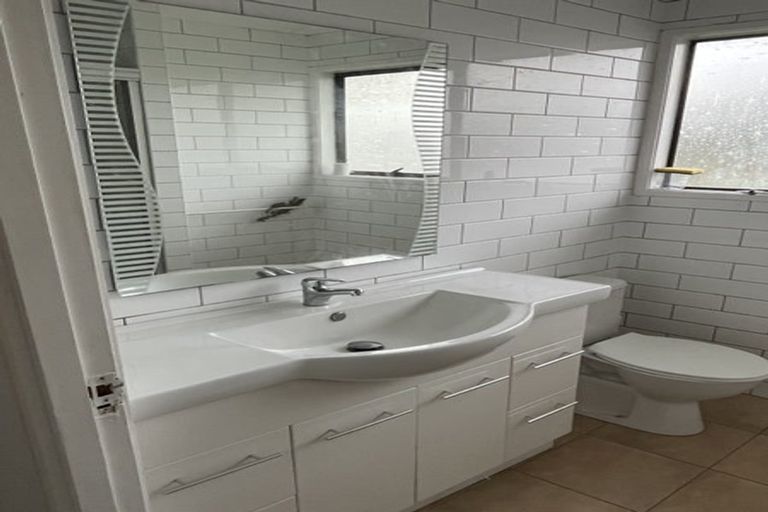 Photo of property in 16 Massine Place, Randwick Park, Auckland, 2105