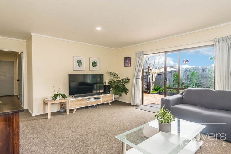 Photo of property in 1/98 Barrys Road, Glendene, Auckland, 0602