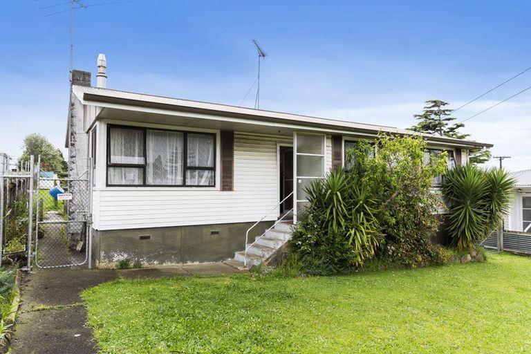 Photo of property in 2 Kirton Crescent, Manurewa, Auckland, 2102