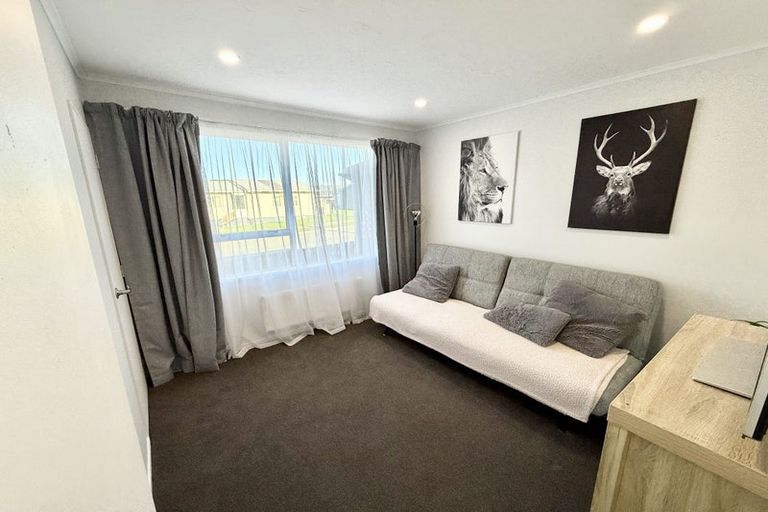 Photo of property in 43 Cleat Street, Whitby, Porirua, 5024