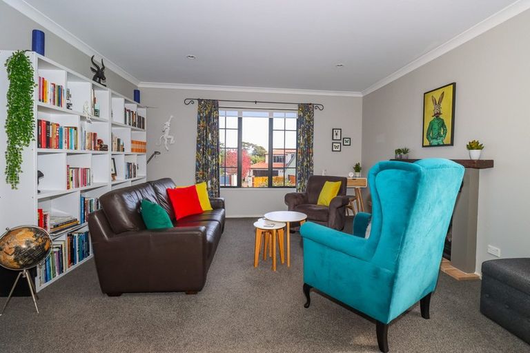 Photo of property in 16 La Lena Grove, Fitzherbert, Palmerston North, 4410